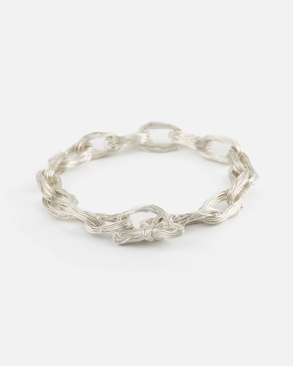 thread bracelet in silver with closure