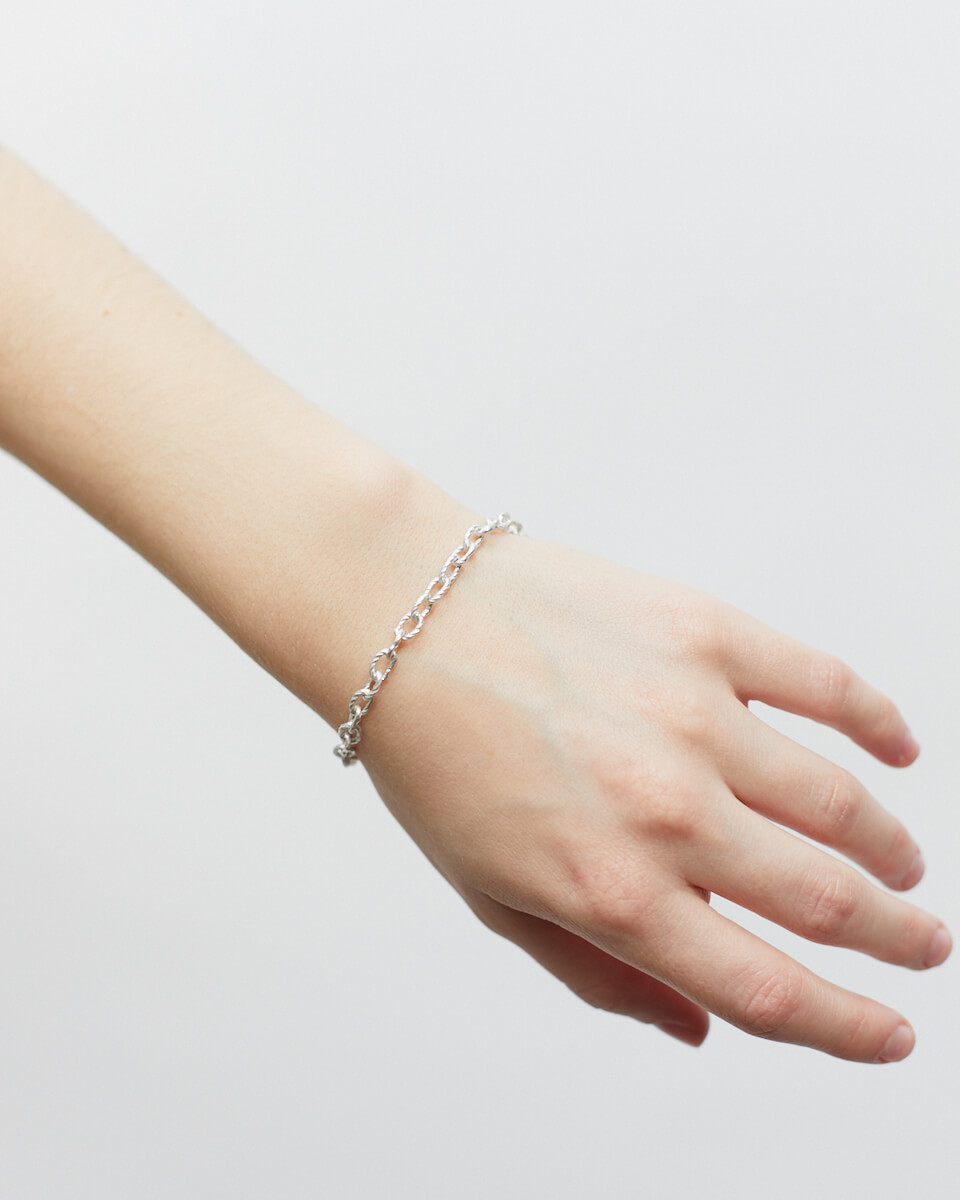 delicate bracelet in fine silver
