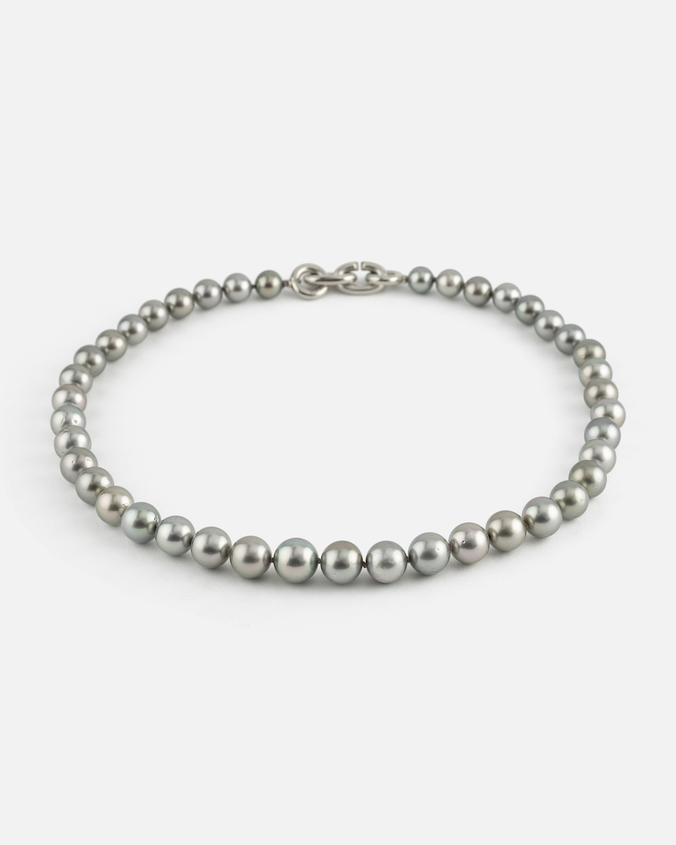 tahitian pearl collar with platinum closure