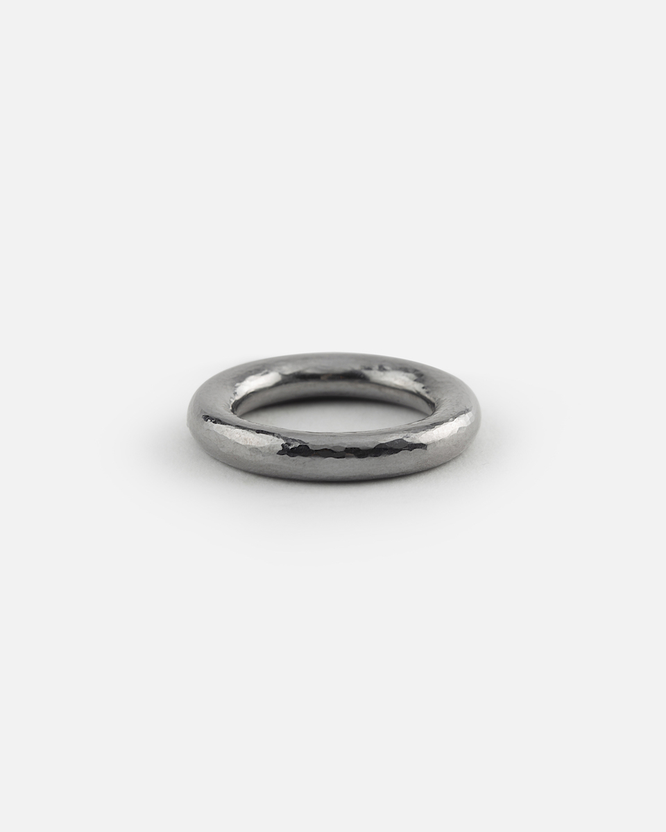 hammered tantal ring with round profile 4mm