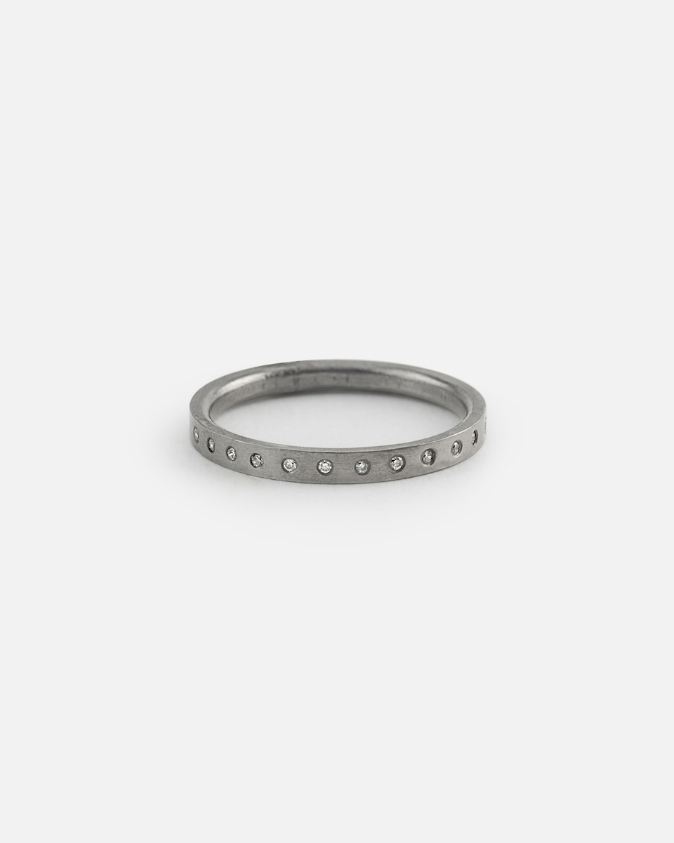 tantal ring with 12 little diamonds