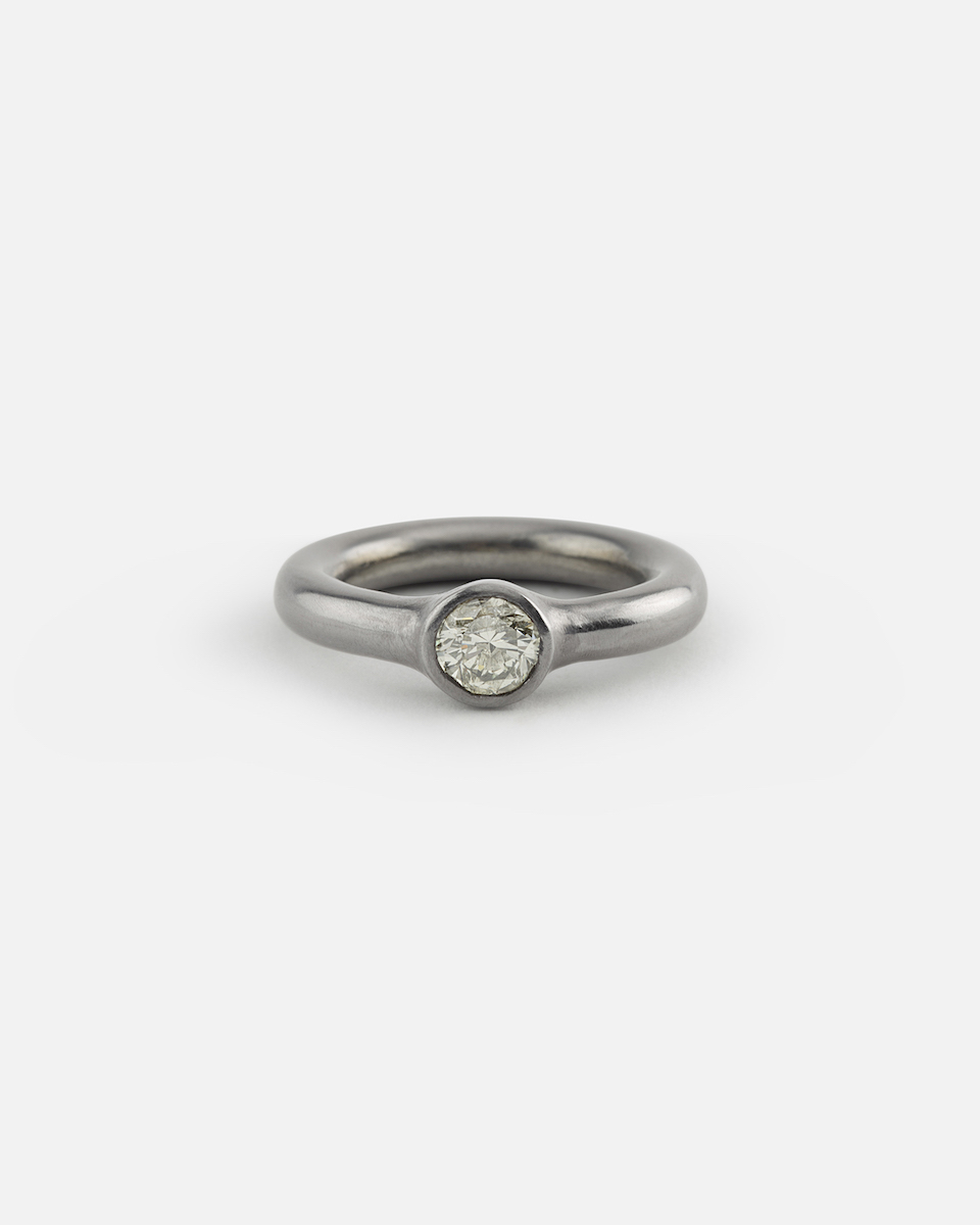 tantal ring with light yellow diamond 1ct