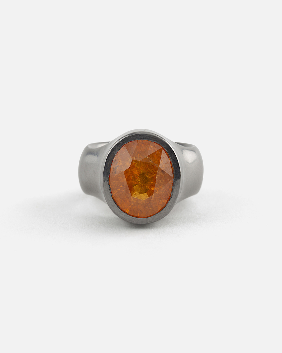 tantal ring with faceted hessonite