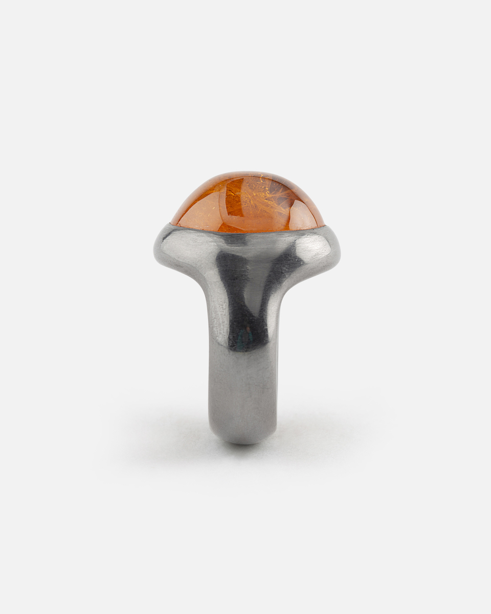 tantal ring with hessonite cabochon