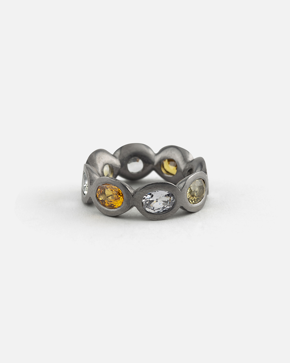 tantal ring with light sapphires all around