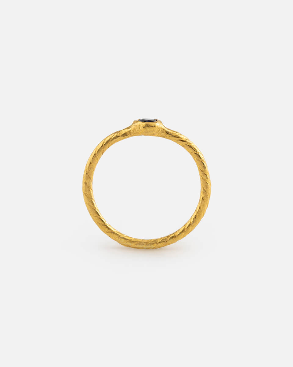fine gold ring with saphire