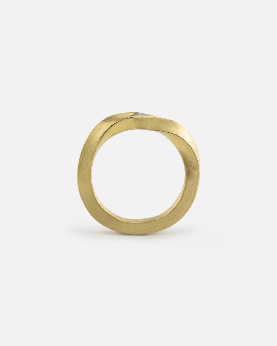 mobius gold ring with saphire