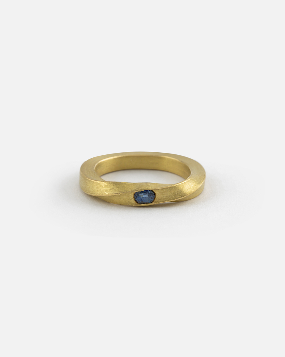 mobius gold ring with saphire