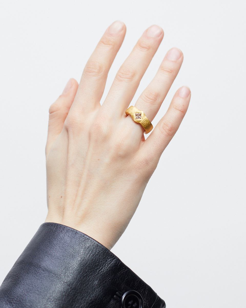 compressed setting fine gold ring