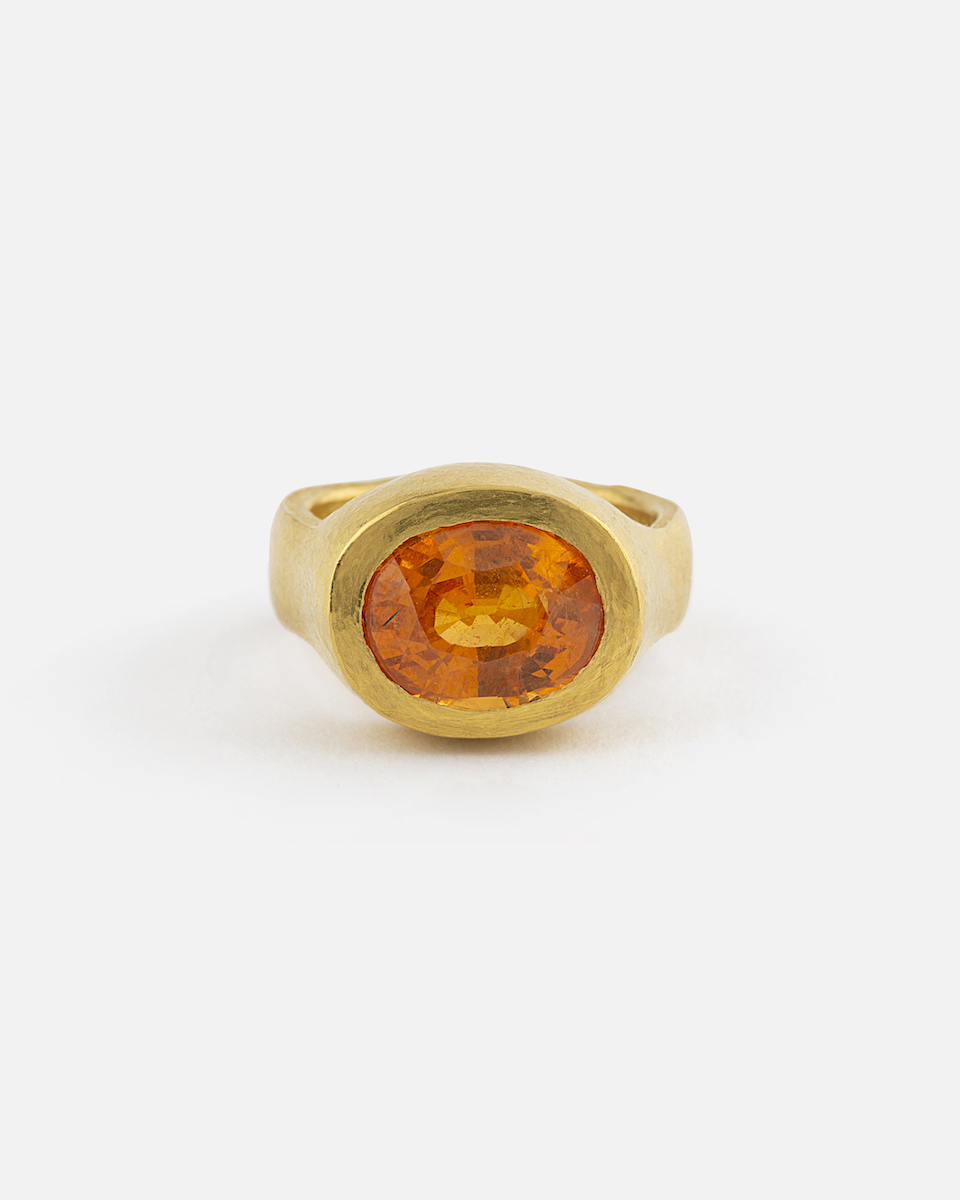 Fine gold ring with an oval Hessonite