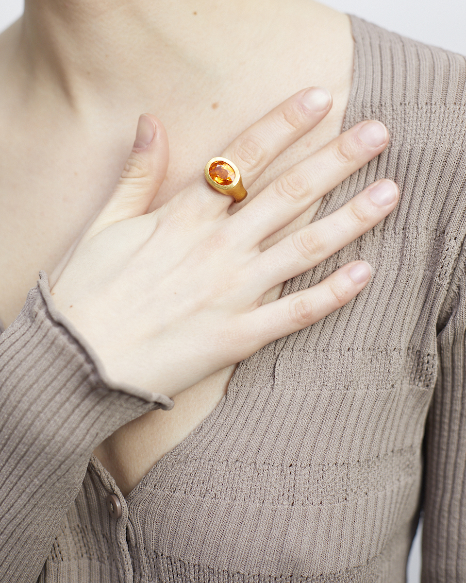 Fine gold ring with an oval Hessonite